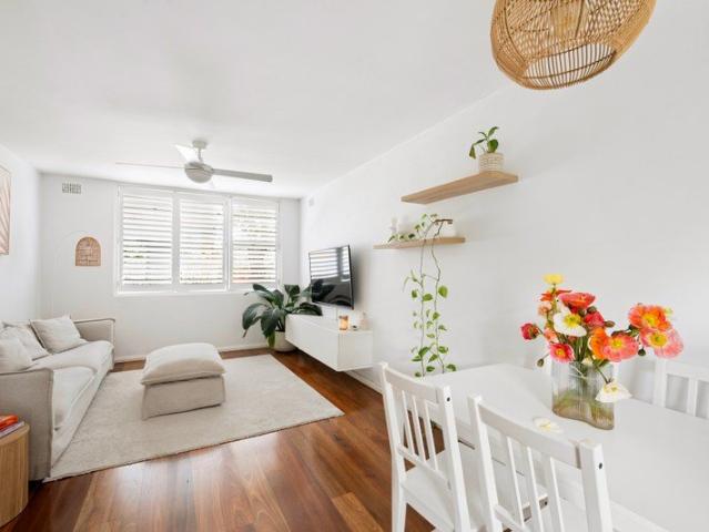 Peaceful Newport Living in Sought After Cul de Sac