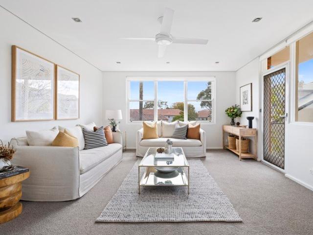 Peaceful north east apartment with generous proportions and district views