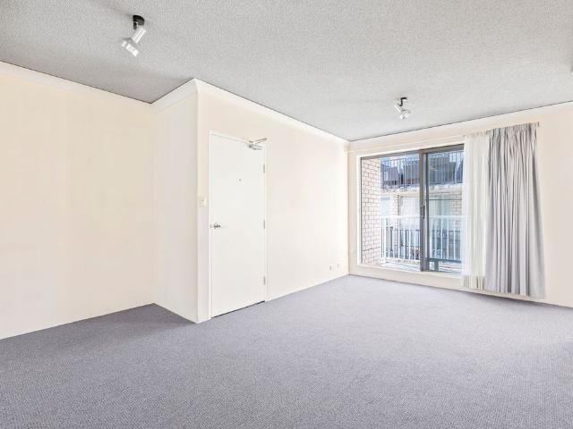 Peaceful one bedroom apartment moments to Glebe Point Road