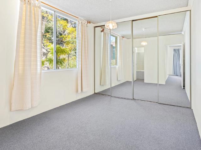Peaceful one bedroom apartment moments to Glebe Point Road