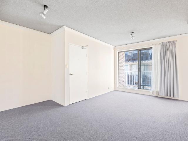 Peaceful one bedroom apartment moments to Glebe Point Road
