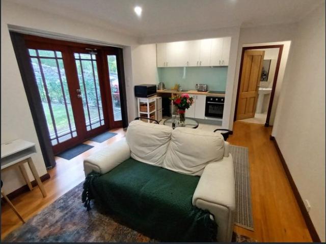 Peaceful One Bedroom Duplex with Private Garden