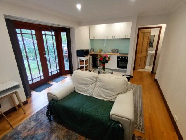 Peaceful One Bedroom Duplex with Private Garden