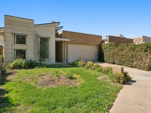 Peaceful Parkland Outlook & Convenient Town Living