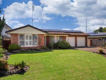 GREAT SIZED FAMILY HOME WITH INGROUND SWIMMING POOL!