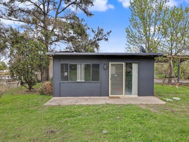 Peaceful Renovated Granny Flat Perfect for Animal Lovers