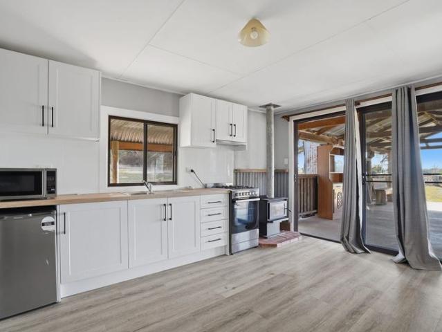 Peaceful Rural Cabin Living – Escape to the Country