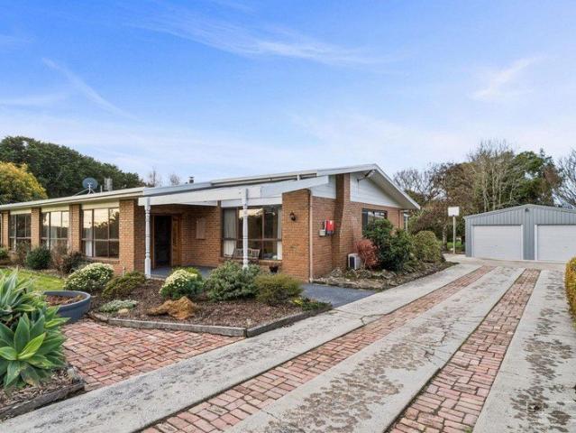 Peaceful Rural Living in Beautiful Forrest