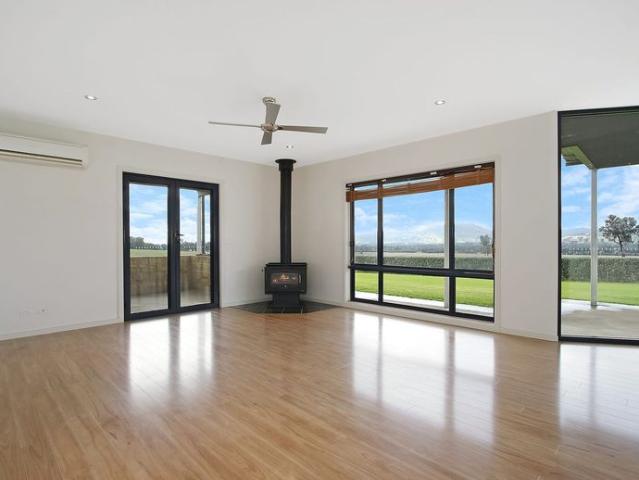 Peaceful Rural Living with Space to Enjoy