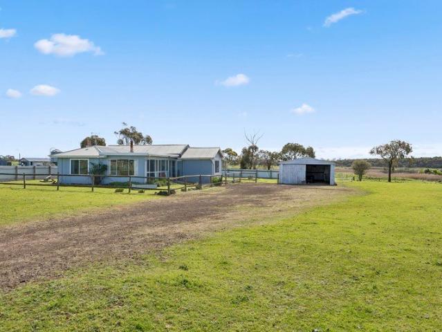 Peaceful Rural Living with Space & Views