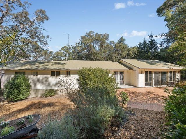 Peaceful Single Level Living, Moments from Warrimoo Village