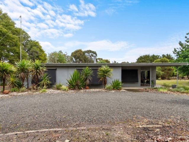 Peaceful Small Acreage Lifestyle Close to Town