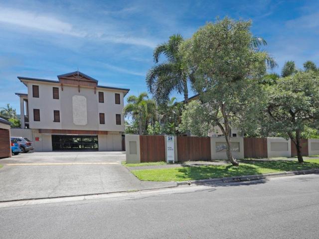 PEACEFUL & SPACIOUS GROUND FLOOR UNIT LARGE COURTYARD SECURE COMPLEX