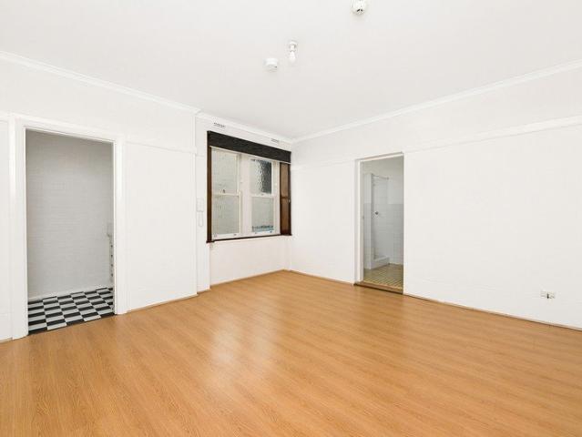 Peaceful studio in Art Deco block of the ultimate convenience