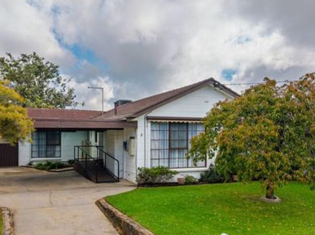 Peacefully positioned right across from Les Stone Park! 3 Parkland Drive, Wodonga
