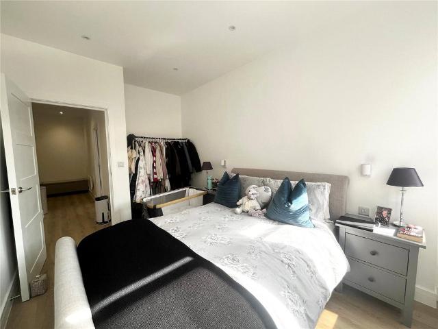 Peach Street, Berkshire RG40 2 bed apartment to rent £1,700 pcm £392 pw
