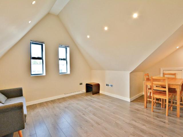 Peach Street, Wokingham RG40, 2 bed flat to rent, £1,450 pcm | PrimeLocation