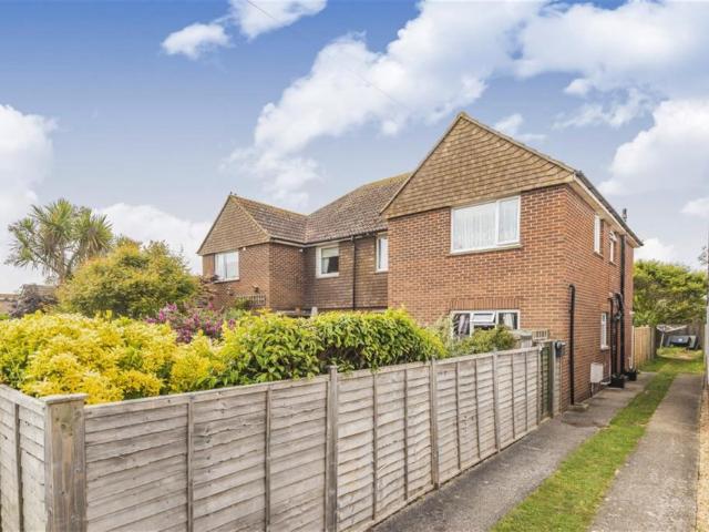 Peachey Road, Selsey, Chichester, PO20 2 bed flat to rent £1,250 pcm £288 pw