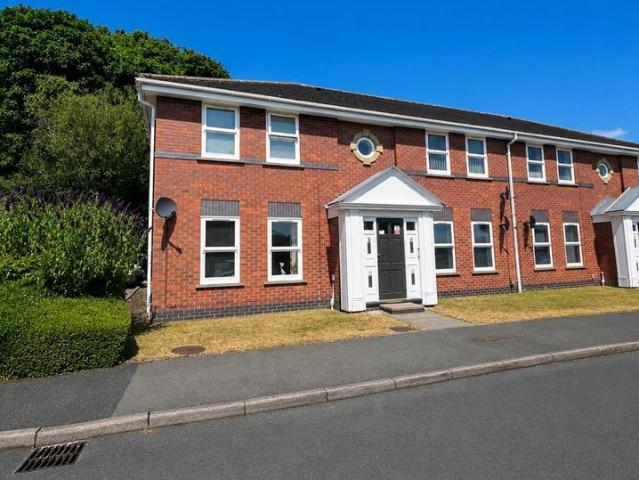 Peacock Court, Yeadon, Leeds, West. 2 bed flat to rent £925 pcm £213 pw