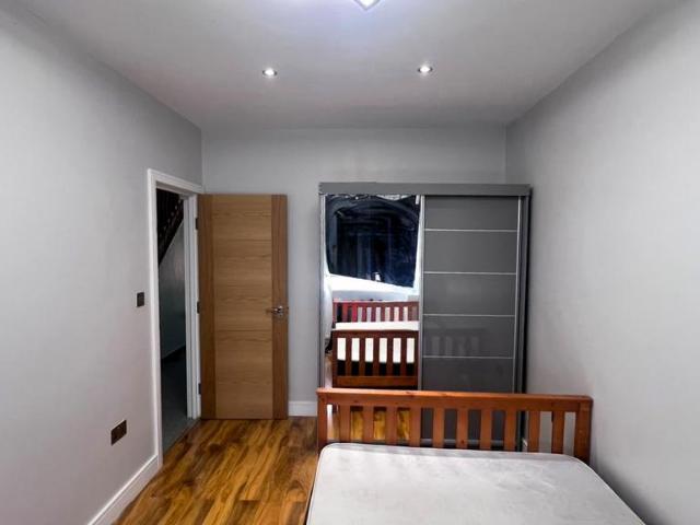 Peaketon Avenue, Ground Floor Room 2. 1 bed in a house share to rent £900 pcm £208 pw