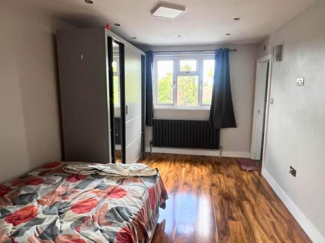 Peaketon Avenue, First Floor Room 1. 1 bed in a house share to rent £1,000 pcm £231 pw