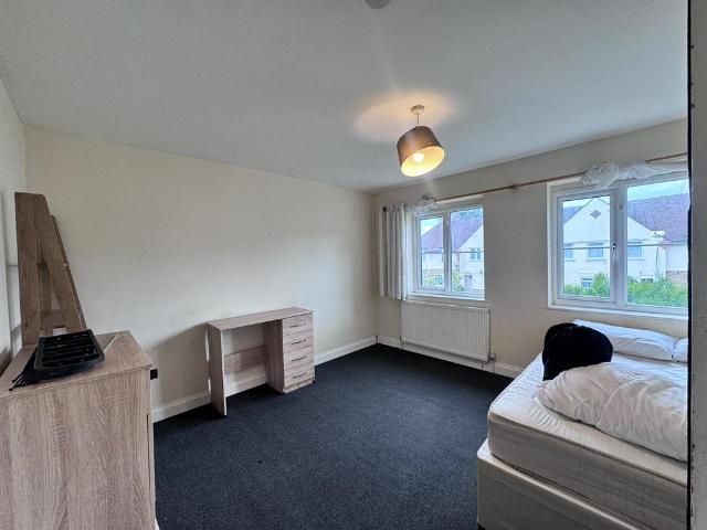 Pear Tree Avenue, Yiewsley UB7 1 bed semi detached house to rent £750 pcm £173 pw