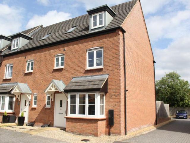 Pearl Brook Avenue, Stafford, ST16 3WJ 4 bed townhouse to rent £1,600 pcm £369 pw