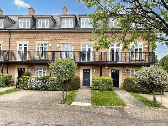 Pearl Close, Cambridge, CB4 4 bed terraced house to rent £2,700 pcm £623 pw