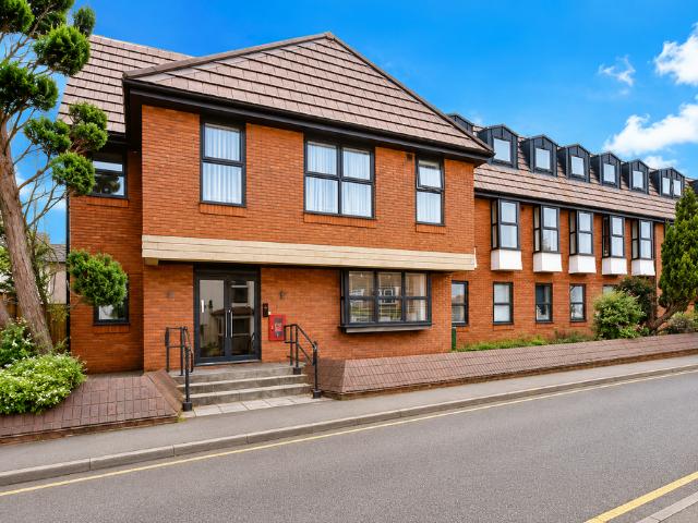 Pearl House, 12 Castle Road. 2 bed apartment to rent £1,750 pcm £404 pw