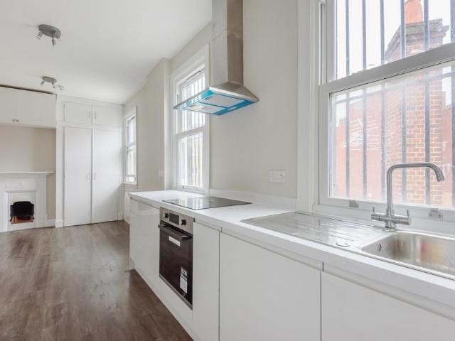 Peascod Street Windsor SL4 Studio to rent £1,095 pcm £253 pw