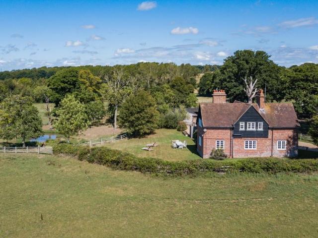 Peasmarsh, Tillingham Lane, Rye, East. 5 bed detached house to rent £3,995 pcm £922 pw