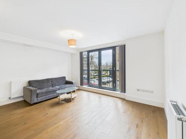 Pechiney House, Slough SL1 2 bed flat to rent £1,650 pcm £381 pw
