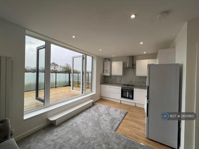 Peckham, London, SE15 4 bed flat to rent £3,650 pcm £842 pw