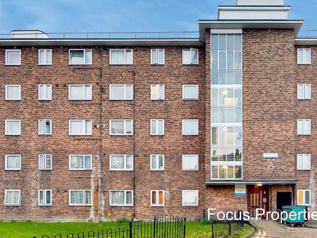 Peckham Park Road, London SE15, 3 bed flat to rent, £2,800 pcm | PrimeLocation