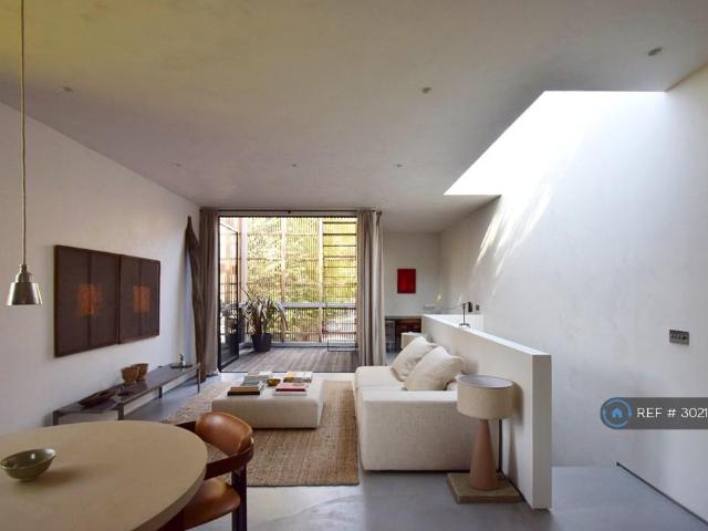 Peckham Road, London, SE5 2 bed semi detached house to rent £3,700 pcm £854 pw