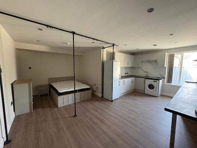 Peckover Street, Bradford BD1, 2 bed flat to rent, £990 pcm | PrimeLocation