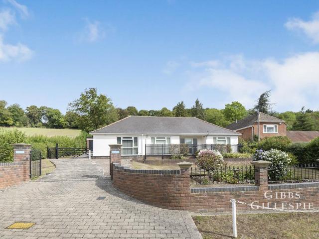 Pednor Road, Chesham. 3 bed bungalow to rent £3,100 pcm £715 pw