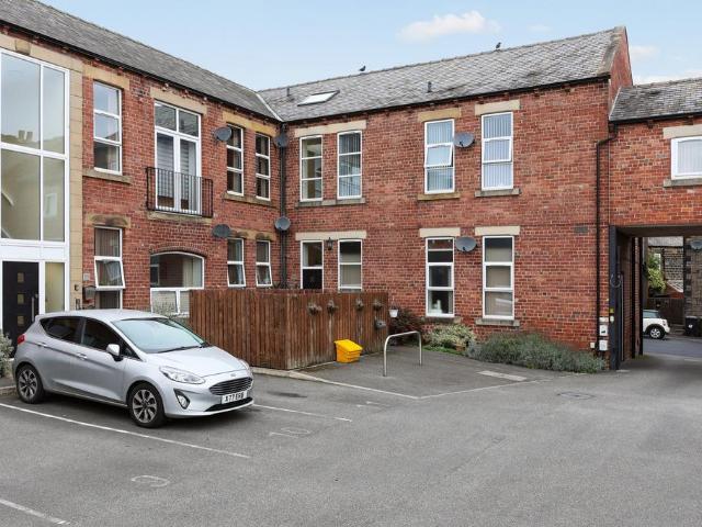Peel Street, Morley, LS27 1 bed apartment to rent £795 pcm £183 pw
