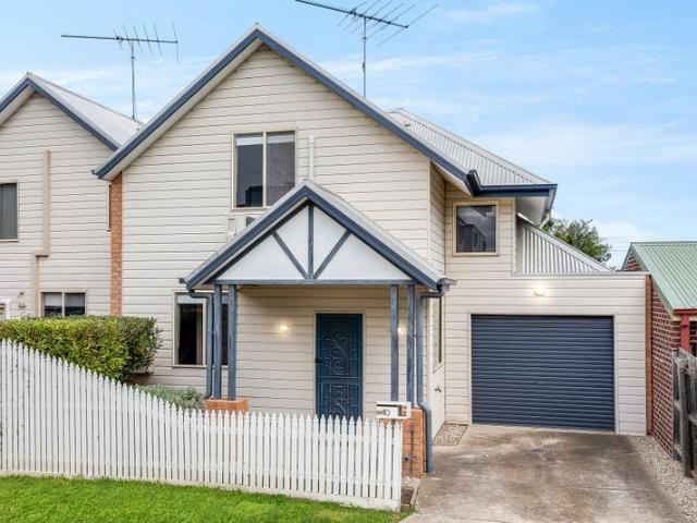 Peerless Modern Living in an Unbeatable Location