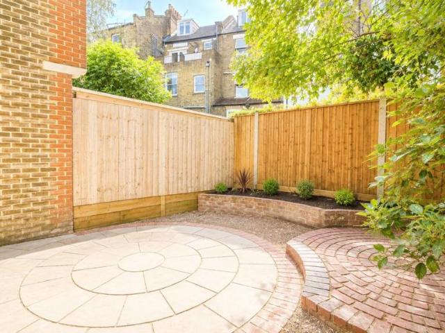 Pegasus Close, Newington Green 4 bed flat to rent £4,400 pcm £1,015 pw