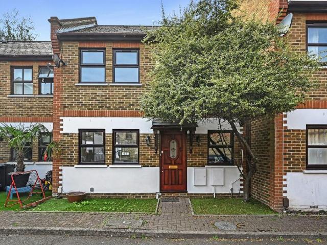 Pegasus Close, Green Lanes, London, N16 4 bed terraced house to rent £4,400 pcm £1,015 pw