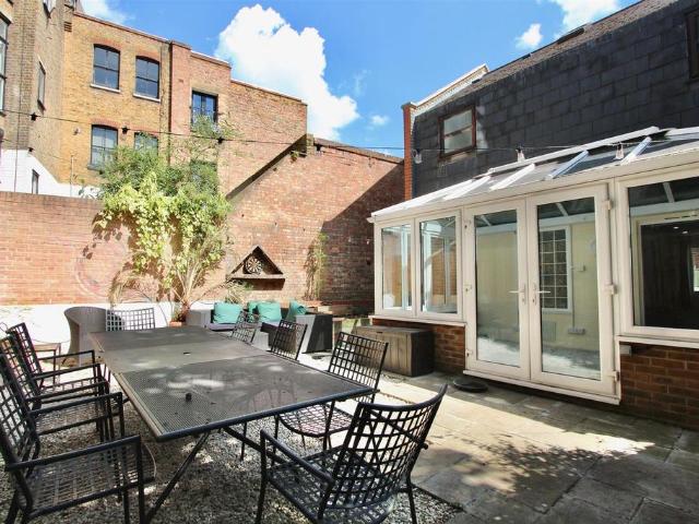 Pegasus Close, London N16 3 bed house to rent £3,600 pcm £831 pw