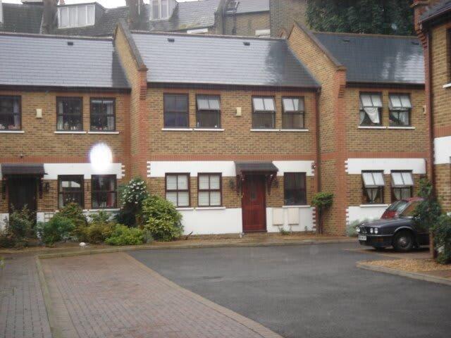 Pegasus Close, London N16, 4 bed property to rent, £4,400 pcm | PrimeLocation