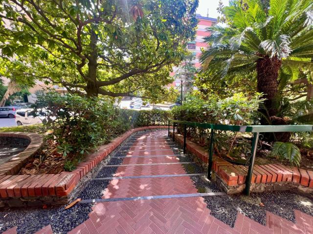 PEGLI Quartiere Giardino Appartamento ampi VANI 6 con balconata vivibile panoramica, omniconfort