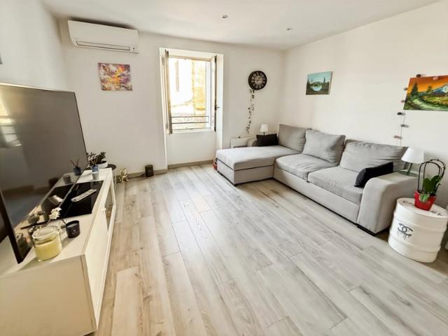 PEGOMAS 2/3 pièces avec bureau + cour privative