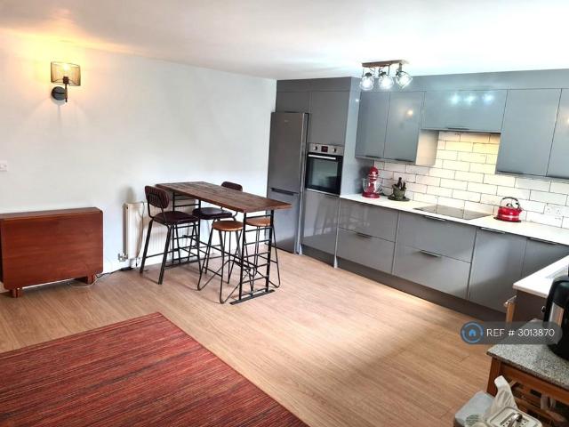 Pelham Place, Seaford, BN25 2 bed flat to rent £1,200 pcm £277 pw