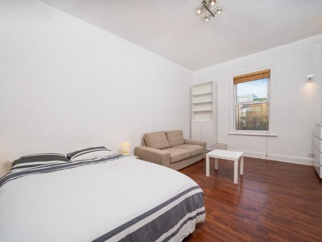 Pelham Road, London, SW19 Studio to rent £1,450 pcm £335 pw