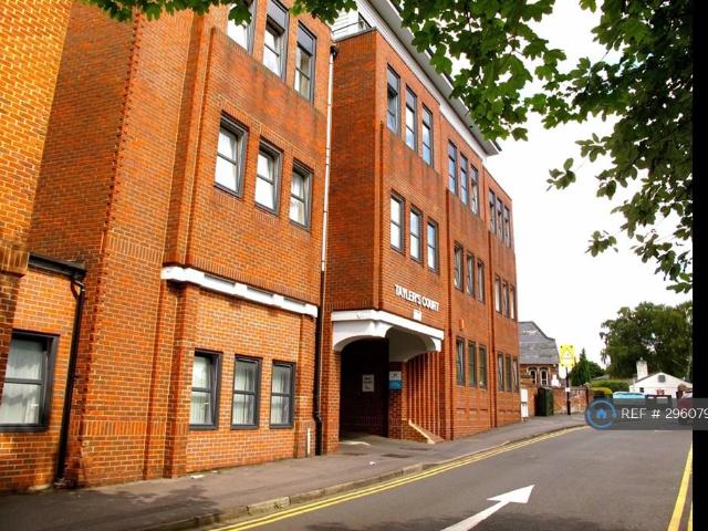 Pelican Lane, Berkshire, RG14 2 bed flat to rent £1,350 pcm £312 pw