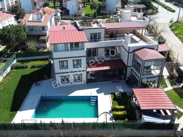 Pelitköy'de Satılık 6+1 Havuzlu Müstakil Villa