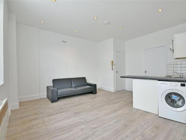 Pellatt Grove, Wood Green, London, N22 Studio to rent £1,100 pcm £254 pw